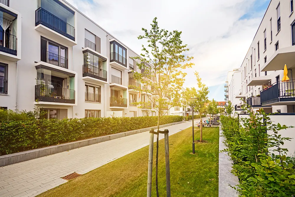 Moderne Wohngebäude mit Außenanlagen, Fassade eines neuen Niedrigenergiehauses