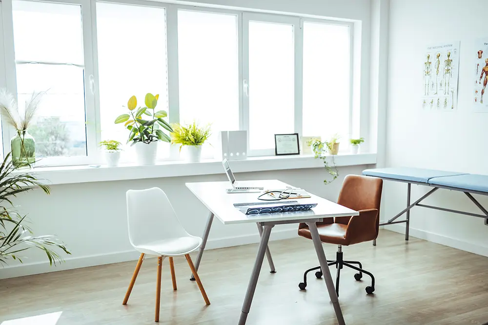 Professionelle Arztpraxis Interieur mit medizinischen Geräten, Medizin und Gesundheitswesen Konzept.
